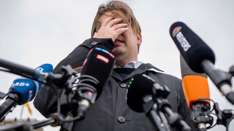 Maximilian Krah under pressträff i Berlin.