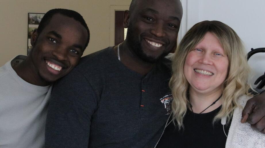 Från vänster: Aboth Omundi, idrottsledare, Hassan Senduala, ansvarig för European Solidary Corps och Eva-Marie Stegeby, bidragssamordnare i föreningen Drömstort.
