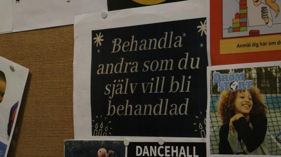 På anslagstavlan i Drömstorts lokaler finns små påminnelser.