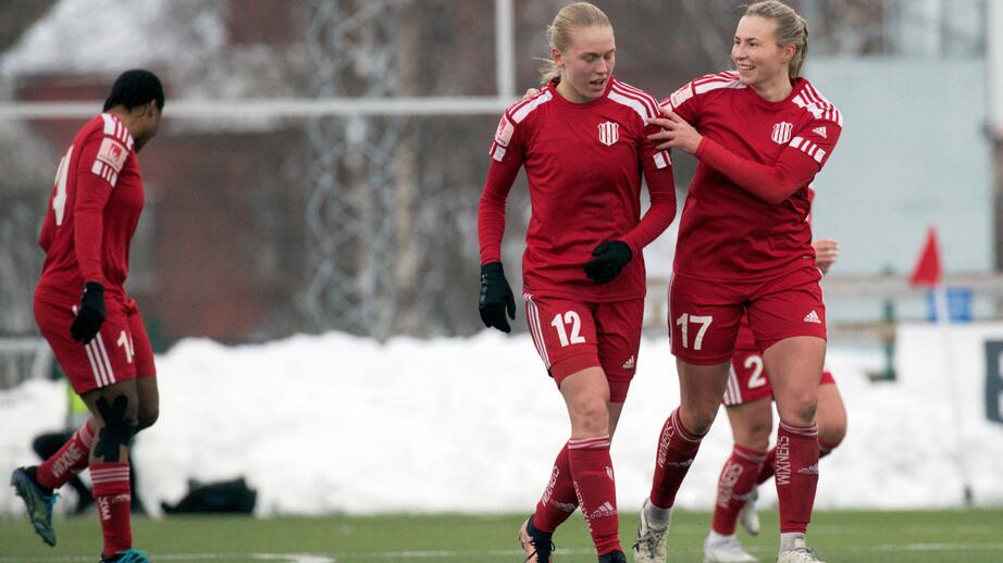 Piteås damlag fick ta taxi till matchen. 
