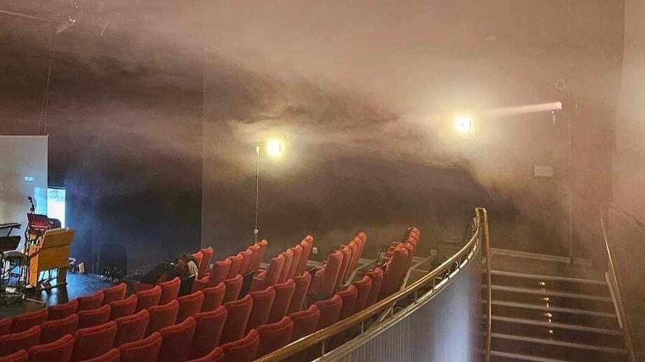 Rökfylld salong på Moment teater efter attacken i kväll.