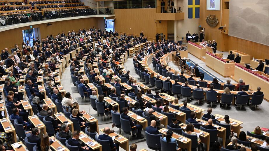 Socialdemokraterna, Centerpartiet, Vänsterpartiet och Miljöpartiet var negativa till förslaget medan regeringspartierna och Sverigedemokraterna var positiva.
