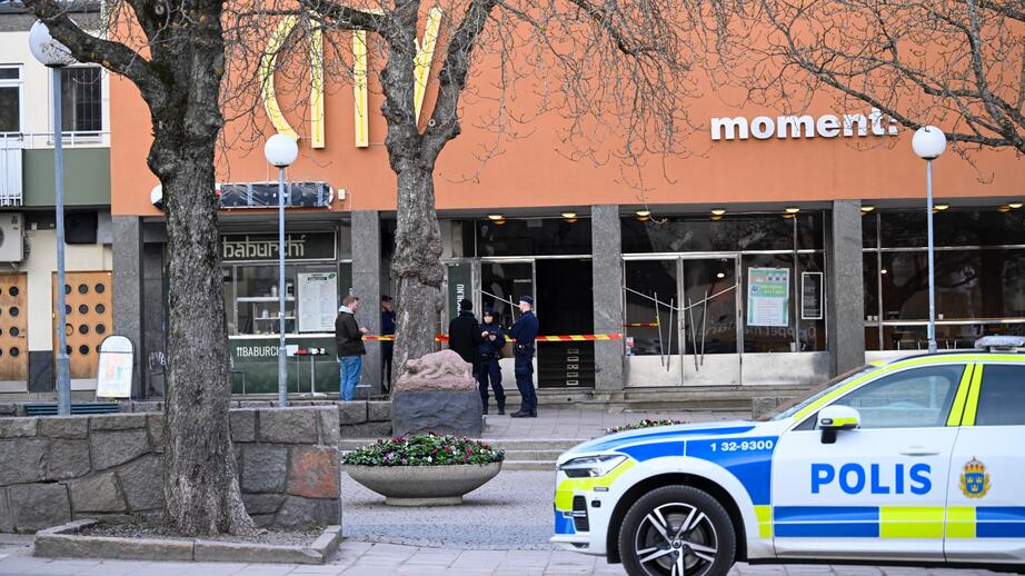 Polis på plats i Gubbängen efter larmet om våldsdåd under onsdagskvällen.