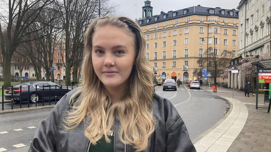 Ebba Lindstrand, 18, övningskör. Målet är att ta automatkörkort.