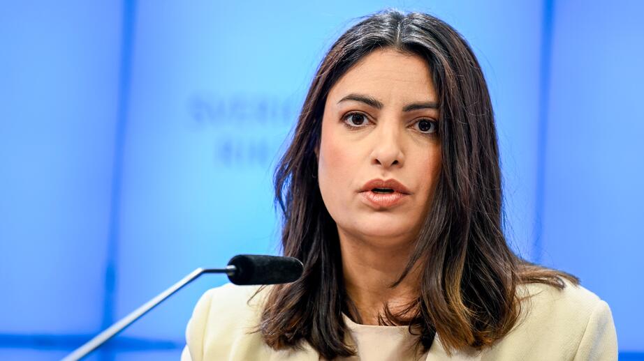 Nooshi Dadgostar på pressträff under torsdagsförmiddagen.