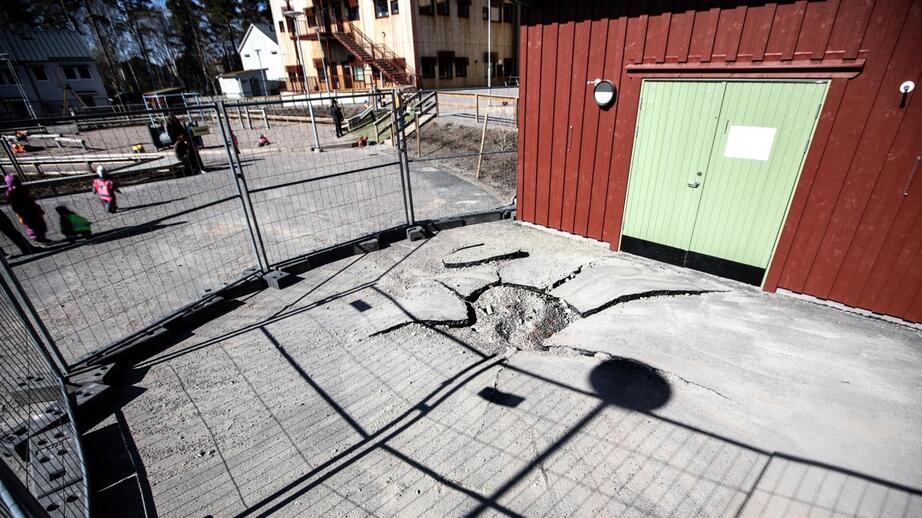 På förskolans gård finns nu ett stort hål i asfalten,