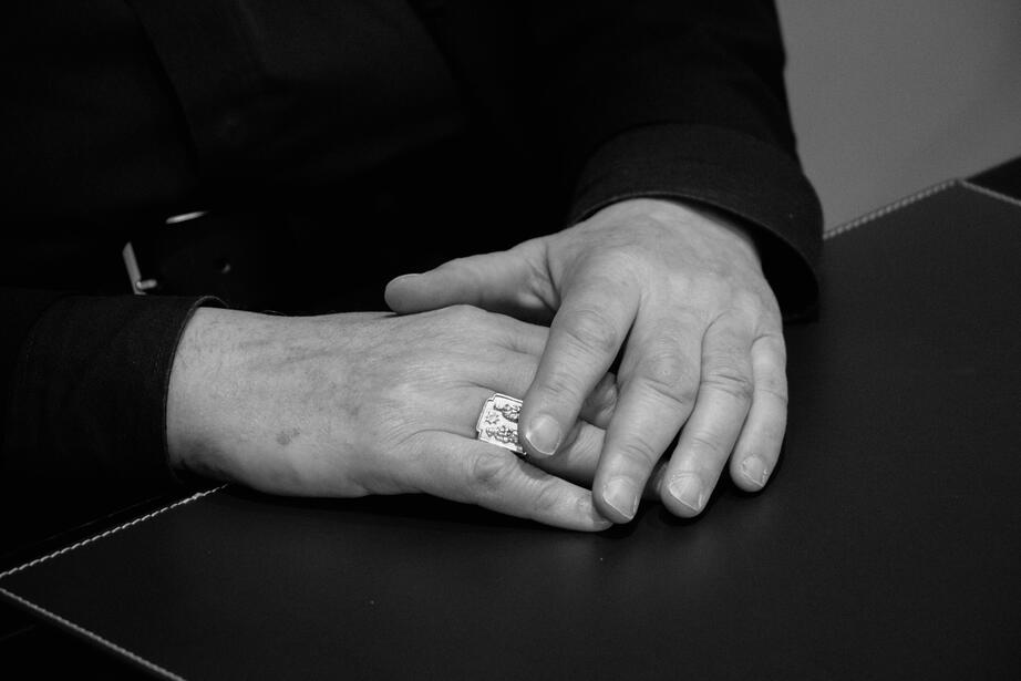 På höger ringfinger bär Arborelius den guldring han fick när han blev kardinal. 