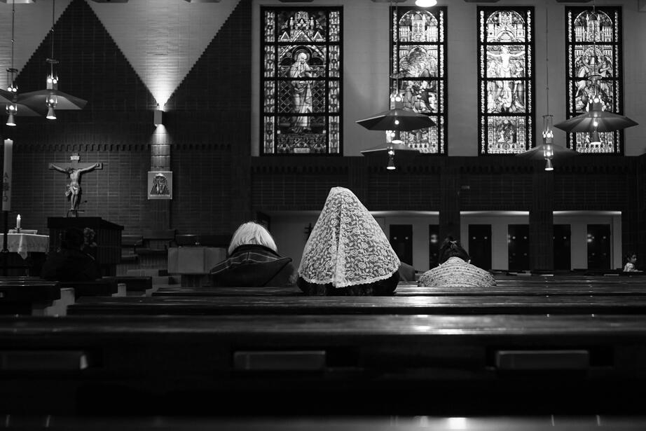 Troende ber inuti Sankt Eriks katolska domkyrka. 