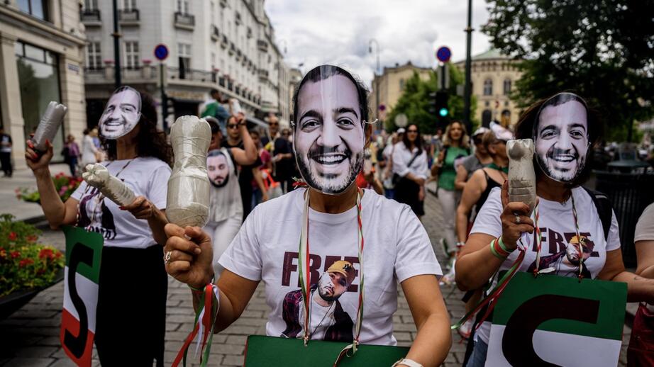 Den iranske rapparen Toomaj Salahi har fått en dödsdom. Nu har en rad kulturpersonligheter skrivit under ett uppror i hopp om att domen hävs. 