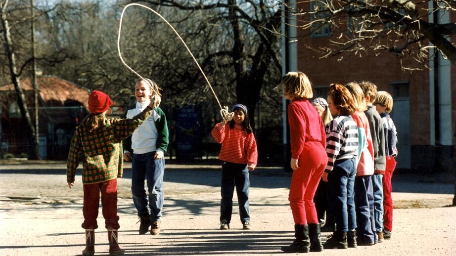 Bild från 1994. Barn som hoppar hopprep.