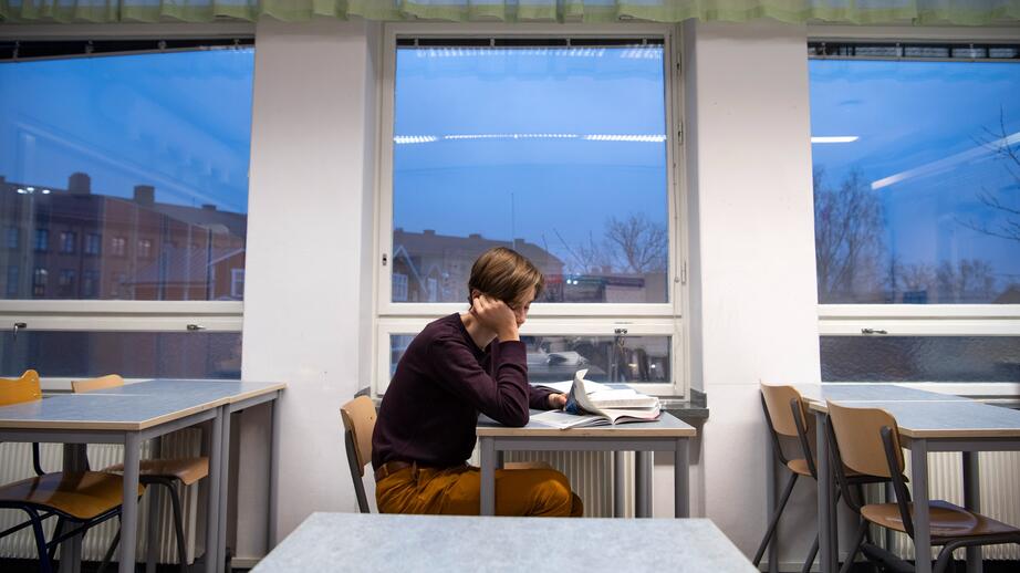 Det hade förmodligen varit många tomma bänkar om provet skrevs på valborgsmässoafton, menar gymnasiechefen Christine Kastner Johnson.