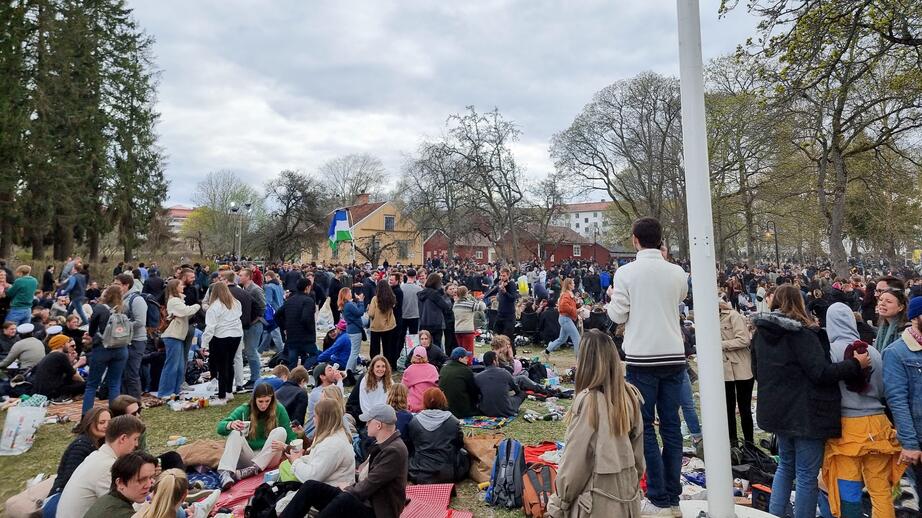 Många människor samlas i staden för att fira högtiden.