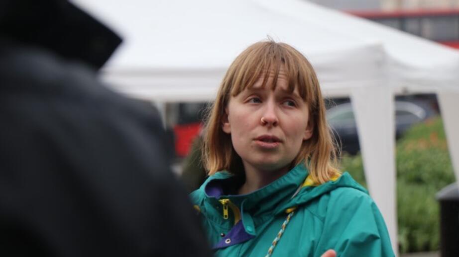 Annika förklarar hur man bäst bemöter polisen.