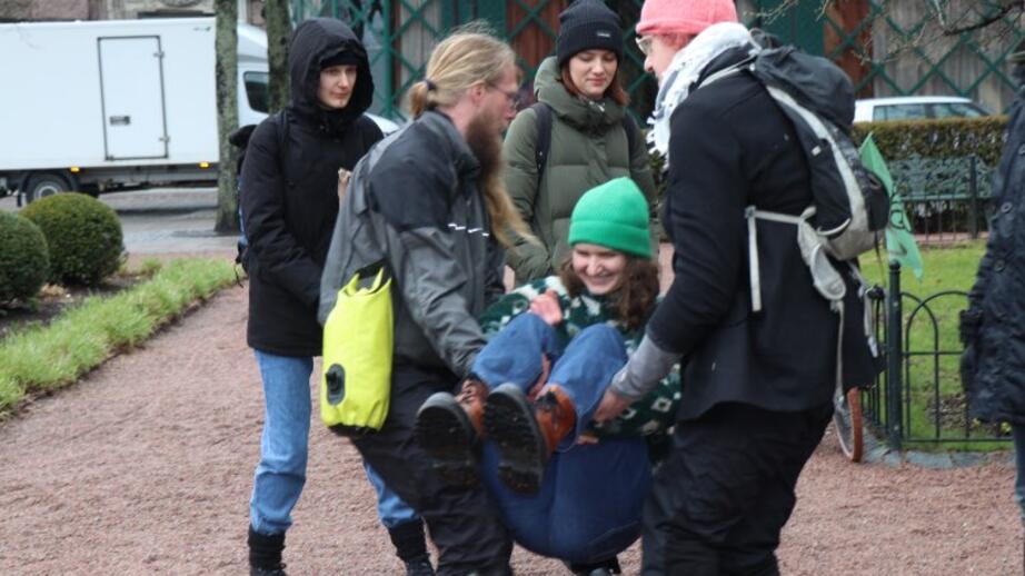 22-åriga Shanti får testa hur det känns att bäras bort av polis.