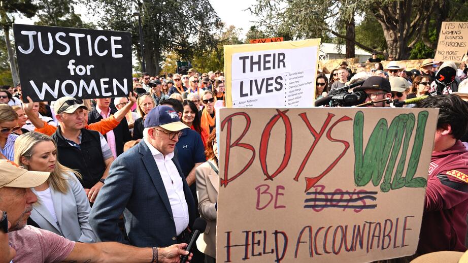 Australiens premiärminister Anthony Albese besöker en demonstration mot mäns våld mot kvinnor i Canberra, Australien.