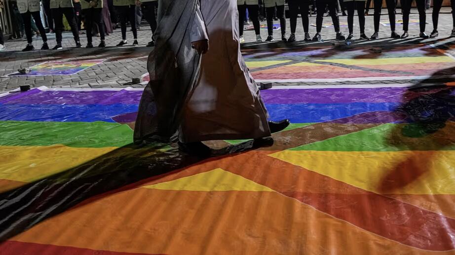 I Irak visas överkryssade prideflaggor.