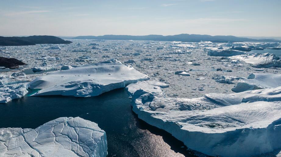 Klimatförändringarna är en möjlig anledning till att isarna rör sig snabbare. 