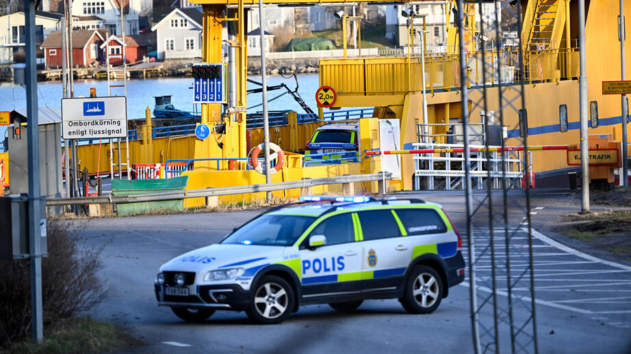 Polis på plats vid olycksplatsen.