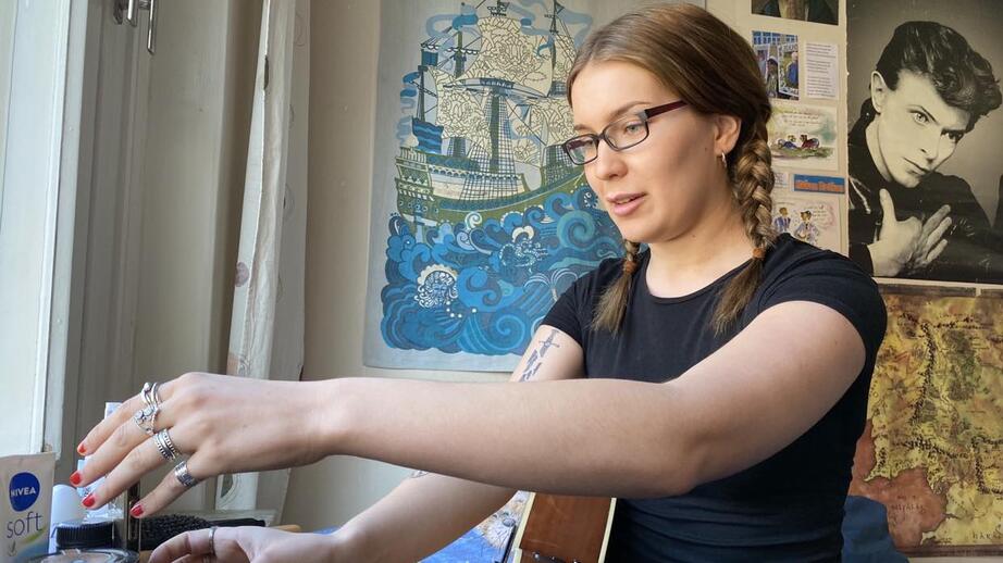 Hanna ställer upp sin mobil för att filma ett videoklipp. 