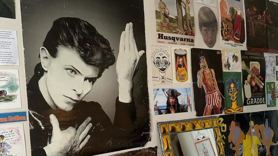 På Hannas vägg hänger affischer på världskända artisterna David Bowie och Freddie Mercury. 