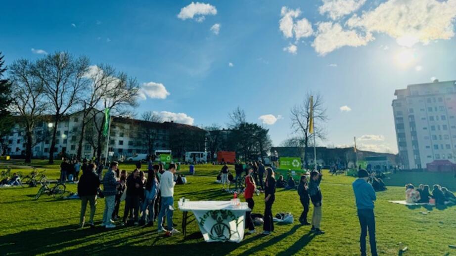 I Ekonomikumparken brukar tusentals studenter samlas för att fira valborg. 