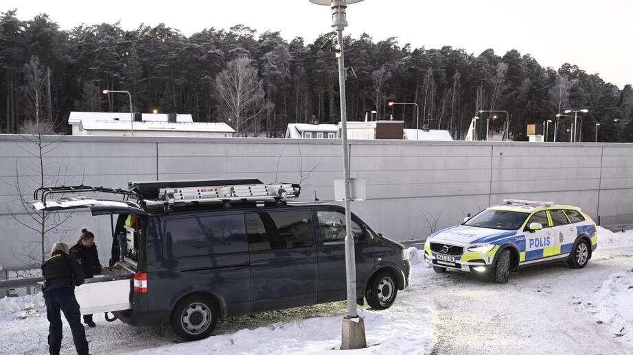 Polis på brottsplatsen, den 8 januari. 