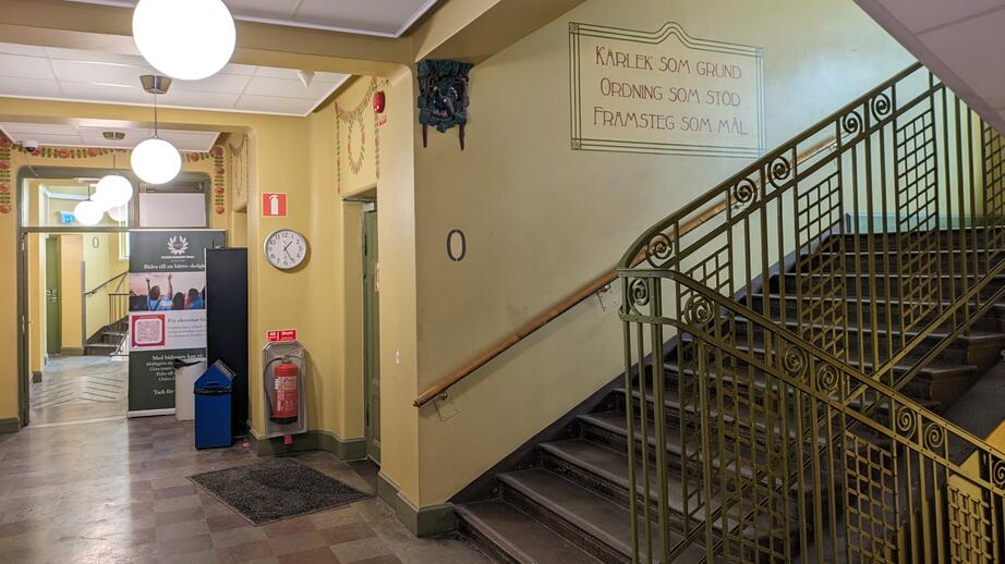 Enskilda Gymnasiets entréplan. Mottot på väggen lyder: ”Kärlek som grund - Ordning som stöd - Framsteg som mål”. Skolan har både högstadie- och gymnasieelever.