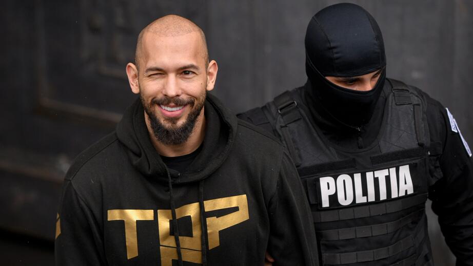 Andrew Tate med rumänsk polis.