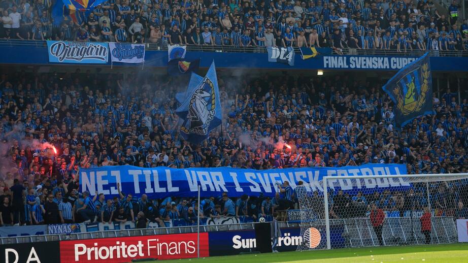 Matchen avbryts i 55:e minuten på grund av problem vid Djurgårdens läktare.