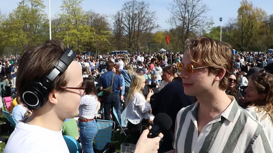 Följ vår reporter Ossian när han pratar med Lunds valborgsfirare.
