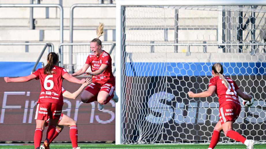 Emma Viklund (i luften) firar sitt straffmål.