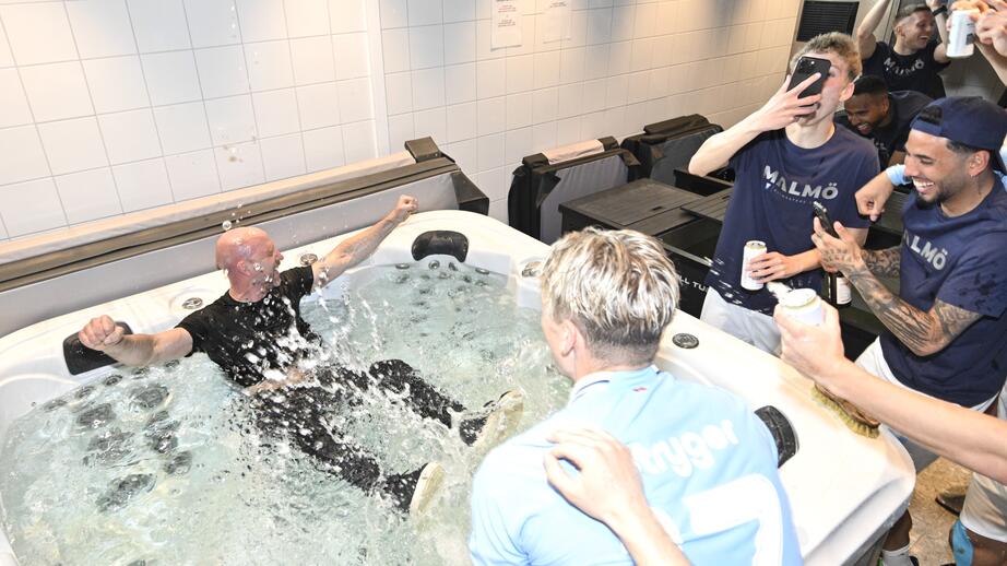 Chefstränare Henrik Rydström firar vinsten med ett dopp i bubbelpoolen.