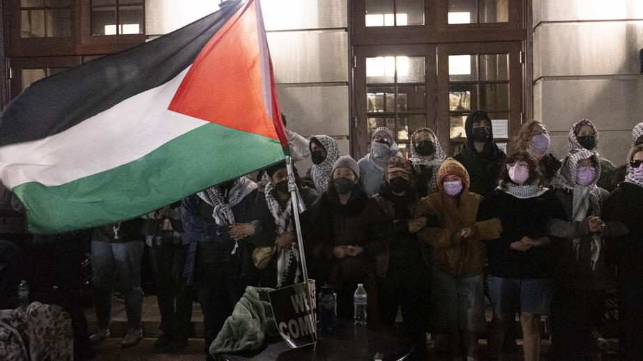 Propalestinska studenter formar en mänsklig kedja innan polisen stormar Hamilton Hall. 