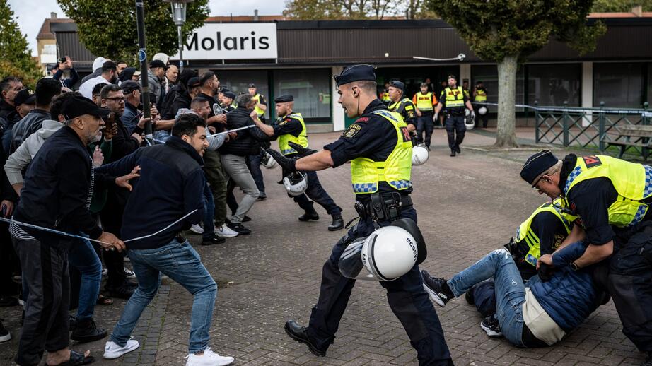 Protester under en koranbränning i Malmö, september förra året.