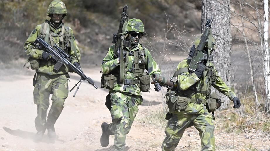 Det svenska försvaret övar anfall i terräng. Arkivbild från 2022.