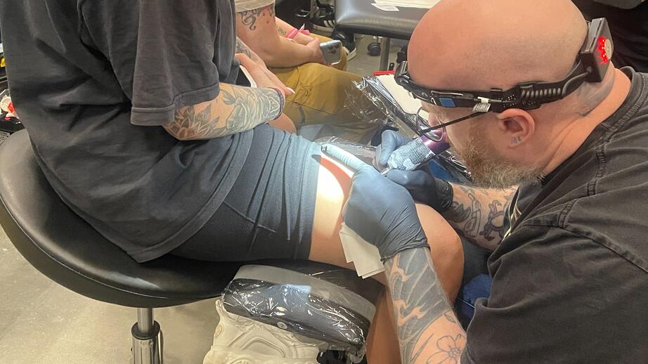 Tamina firar dagen med en ny tatuering. 