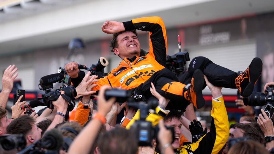 McLaren-föraren Lando Norris, från Storbritannien, lyfts efter att ha vunnit Miami Formel 1 Grand Prix-racing söndagen den 5 maj 2024 i Miami Gardens.