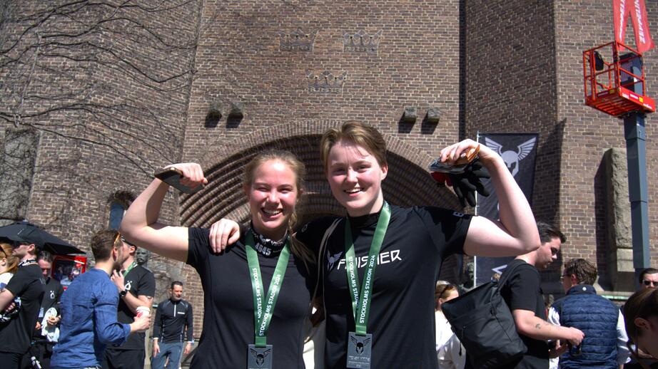 Vikingarna Stella och Isabelle, oväntat pigga efter loppet.