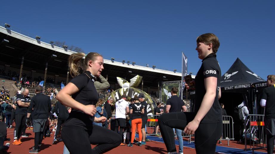 Stella Ankarcrona, 18, och Isabelle Magnusson, 18, värmer upp inför loppet.