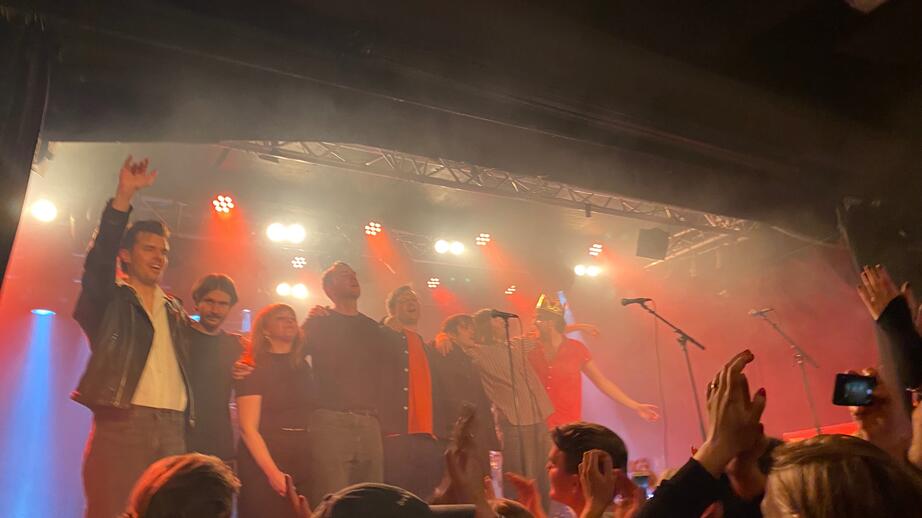 Division 7 med gäster tackar fansen efter konserten. 