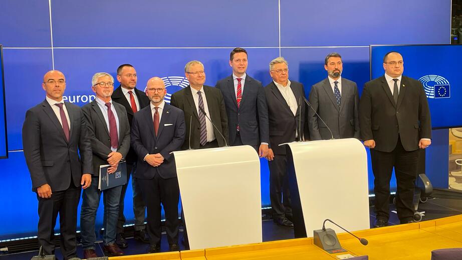 Företrädare för en lång rad ytterhögerpartier i EU-parlamentet, däribland svenske Charlie Weimers (SD), agerar gemensamt mot förslaget till asyl- och migrationspakt 2023.