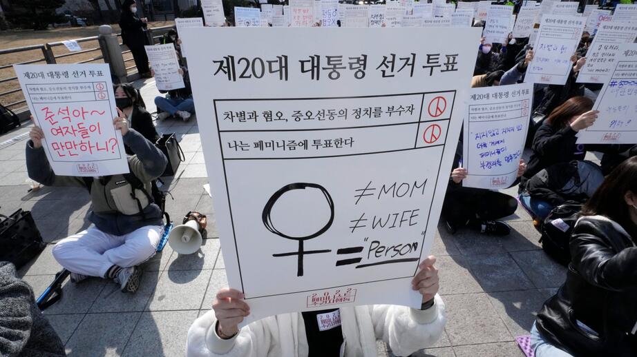 Förr i Sydkorea var det inte ovanligt att kvinnor som blivit våldtagna kunde tvingas gifta sig med sina förövare – i syfte att bevara familjens heder.