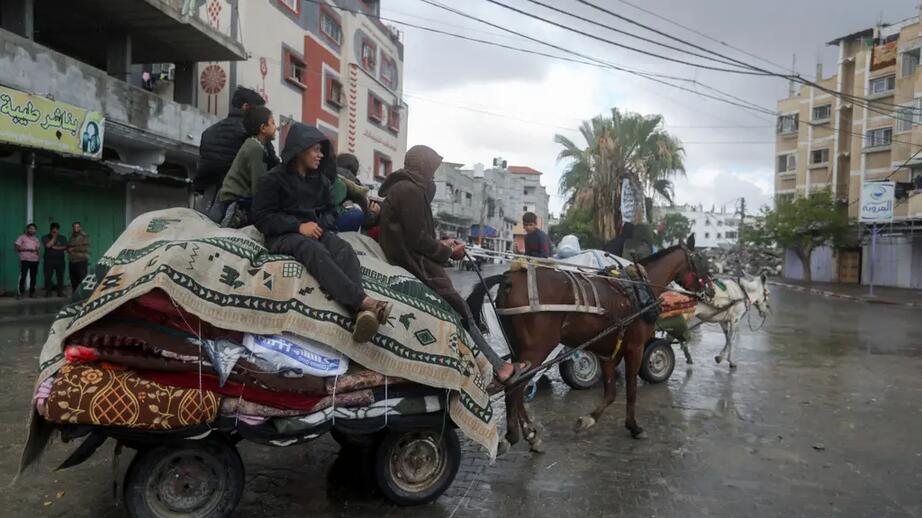 Palestinier flyr staden Rafah.