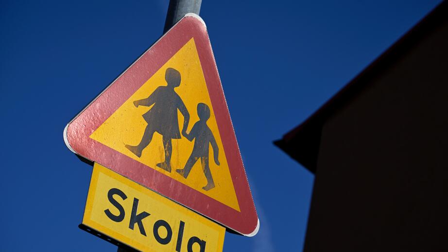 VARNINGSSKYLT SKOLA. Foto: Janerik Henriksson/TT