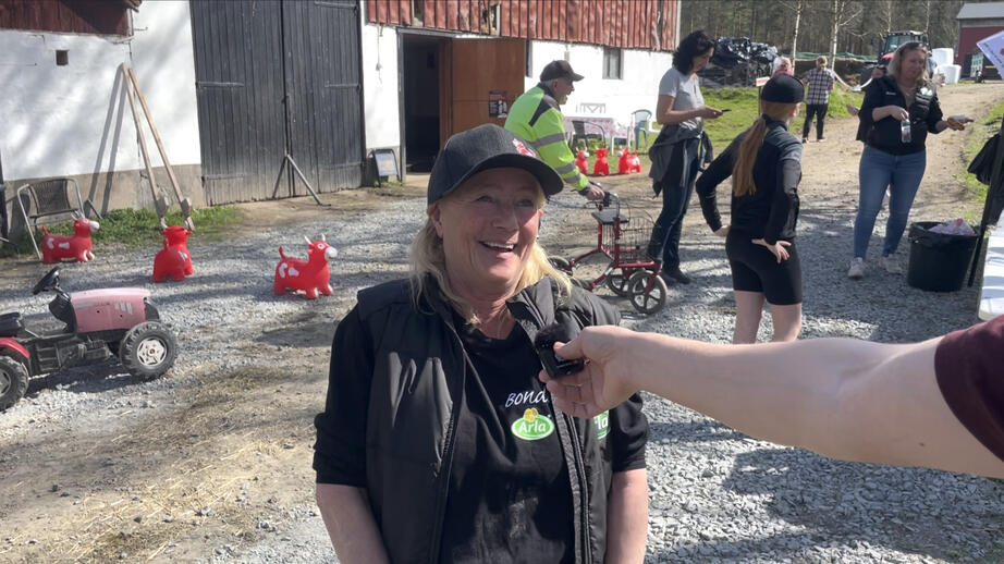 Ingmarie Melin är bonde på gården. Hon hoppas på att dagens gäster ska förstå hur viktigt det är med svenskproducerad mat.