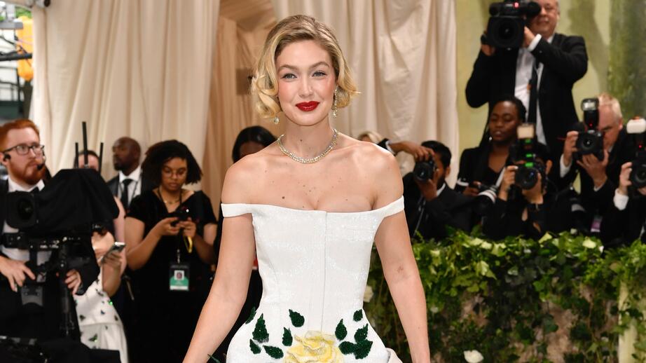 Modellen Gigi Hadid hade en vit klänning med blommönster längs släpet.
