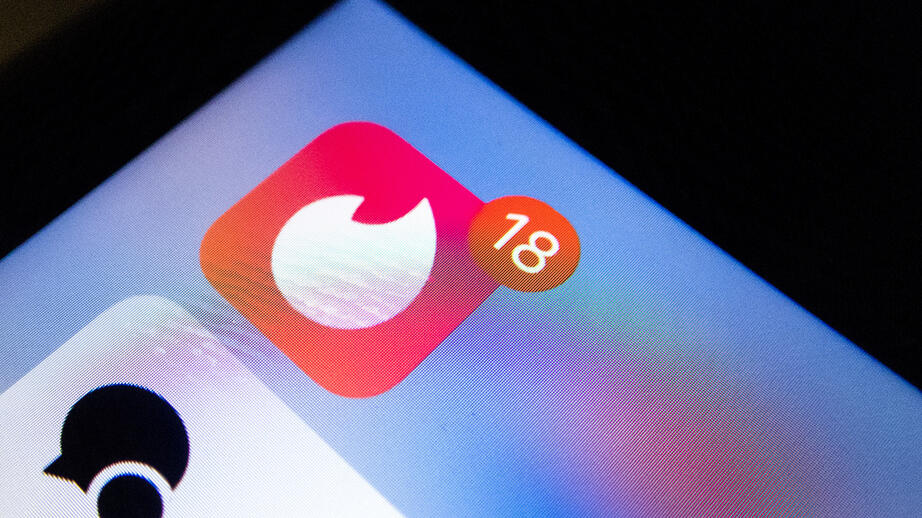 Han bedrog kvinnor genom tinder.
 
