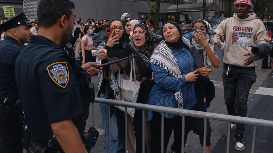 Palestinska protester nära Met-galan.