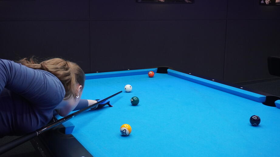 Under senaste SM i 10-ball pool deltog 5 damer och 48 herrar. 