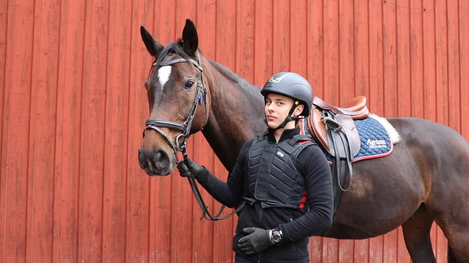 Theo har ridit i lite mer än ett år på Nyby Torshälla Ridklubb. 